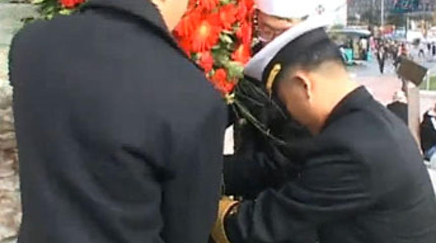 Koreli askerlerden saygı duruşu