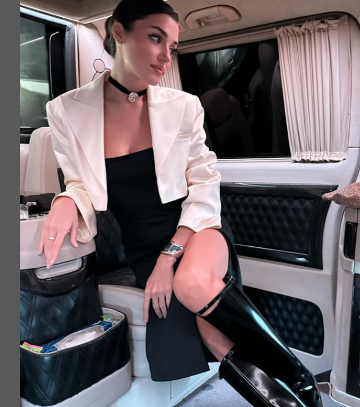 Mumbai'ye gitti... 69 bin TL'lik kombini sosyal medyayı ikiye böldü! Kimi beğendi kimi çirkin buldu G5