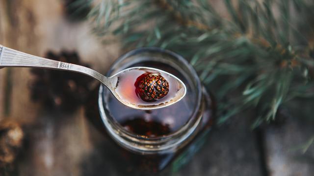 Kozalak şurubu faydaları nelerdir? Kozalak şurubu nelere iyi gelir, öksürük için nasıl kullanılır?