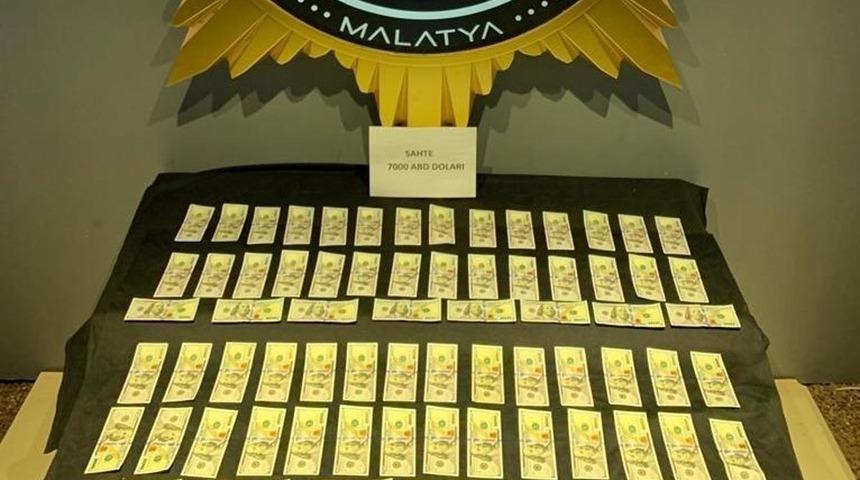 Durdurulan motosikletliden çıkanlar şoke etti! Sahte 7 bin dolar...