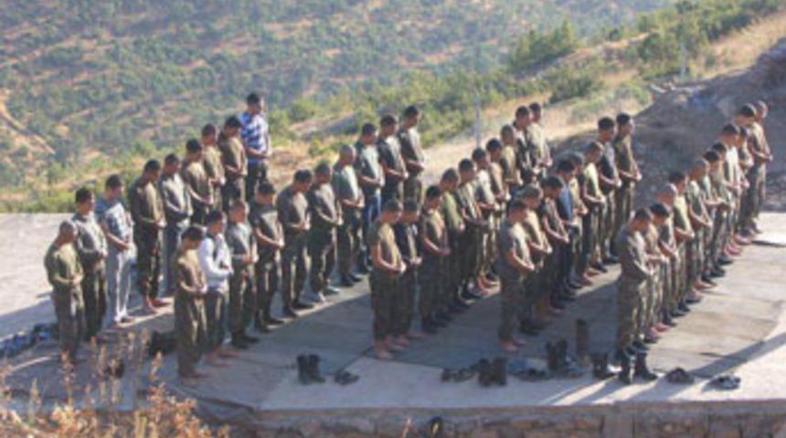 Namazdaki Mehmet&ccedil;ik Twitter'ı salladı