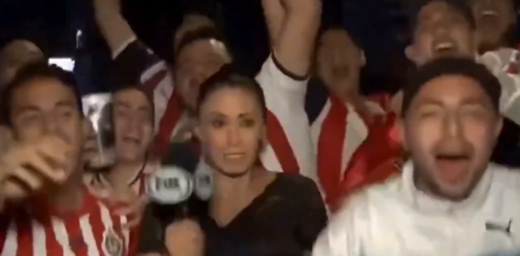 Canlı yayında taciz edilen kadın muhabir, elindeki mikrofonla saldırmaya başladı! G2