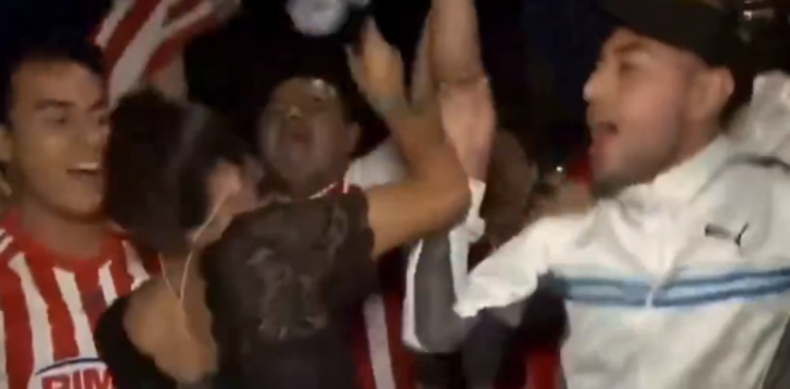 Canlı yayında taciz edilen kadın muhabir, elindeki mikrofonla saldırmaya başladı! G3