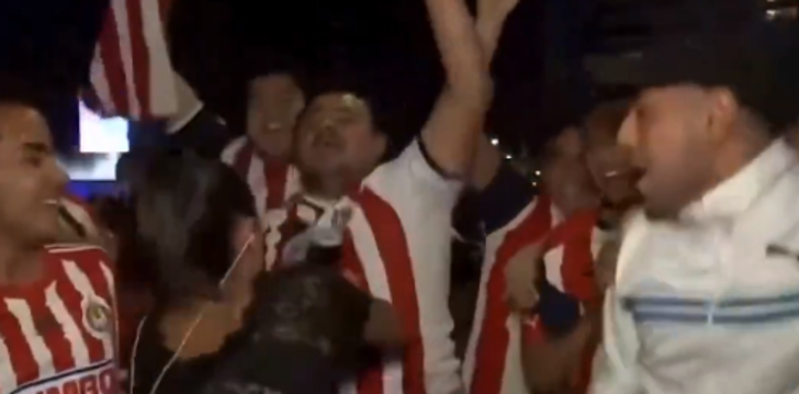 Canlı yayında taciz edilen kadın muhabir, elindeki mikrofonla saldırmaya başladı! G4