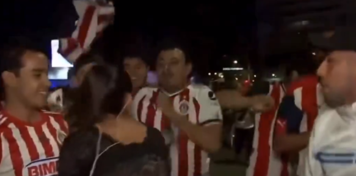 Canlı yayında taciz edilen kadın muhabir, elindeki mikrofonla saldırmaya başladı! G5