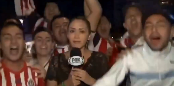 Canlı yayında taciz edilen kadın muhabir, elindeki mikrofonla saldırmaya başladı! G1