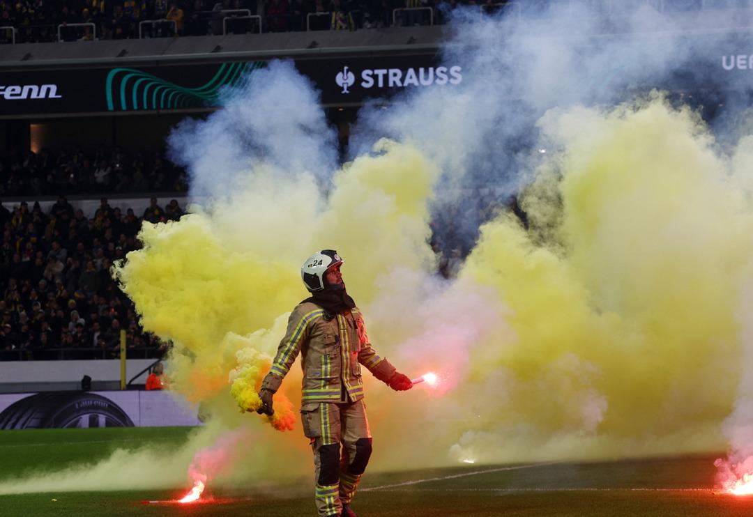 Union Saint-Gilloise - Fenerbah&ccedil;e ma&ccedil;ını hakem durdurdu! Stat hoparl&ouml;rleri tarafından duyuru yapıldı...