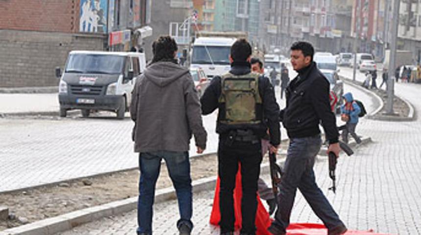 Hakkari &ccedil;arşı merkezine PKK bayrağı asıldı