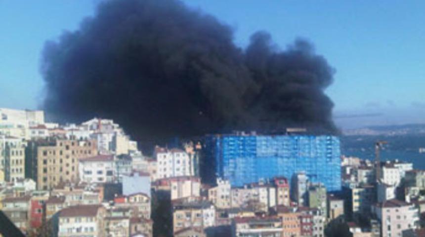 Taksim'de korkutan yangın