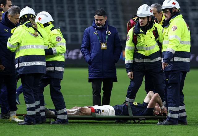 Fenerbahçe'de korkutan sakatlık! İsmail Yüksek, maçın son düdüğünün ardından kendini yere bıraktı