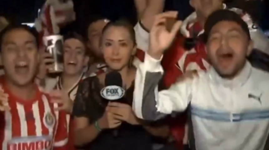 Meksika'da bir kadın muhabir haber sunduğu sırada taraftarlar tarafından taciz edilince canlı yayında sinirlendi! Mikrofonla vurarak cevap verdi