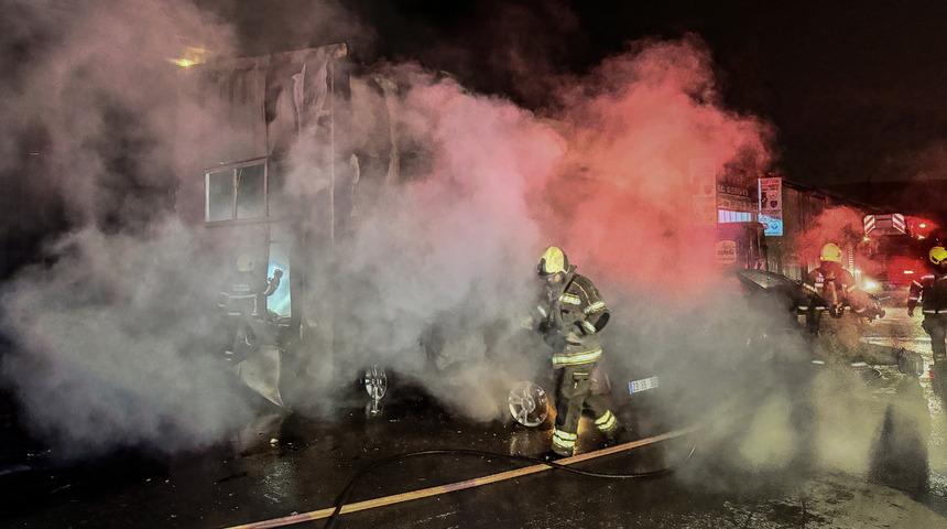 Bursa'da oto tamirhanesinde çıkan yangında 4 araç zarar gördü