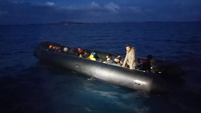 Ayvalık açıklarında 34 düzensiz göçmen yakalandı