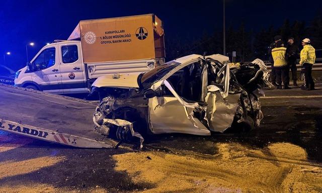 İstanbul'da hafriyat kamyonu ile otomobilin çarpıştığı kazada 5 kişi yaralandı