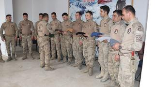 Yalovalı 76 yaşındaki kadının ördüğü atkılar Hakkari'deki jandarma komandolara dağıtıldı