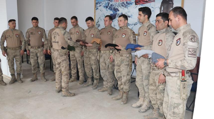 Yalovalı 76 yaşındaki kadının ördüğü atkılar Hakkari'deki jandarma komandolara dağıtıldı