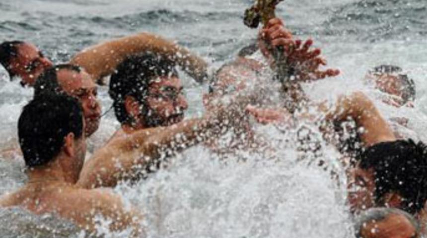 Haç çıkarma töreninde şoke eden olay!