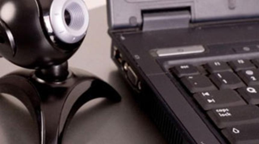 Bebeğini boğdu, sevgilisi webcam'den izledi