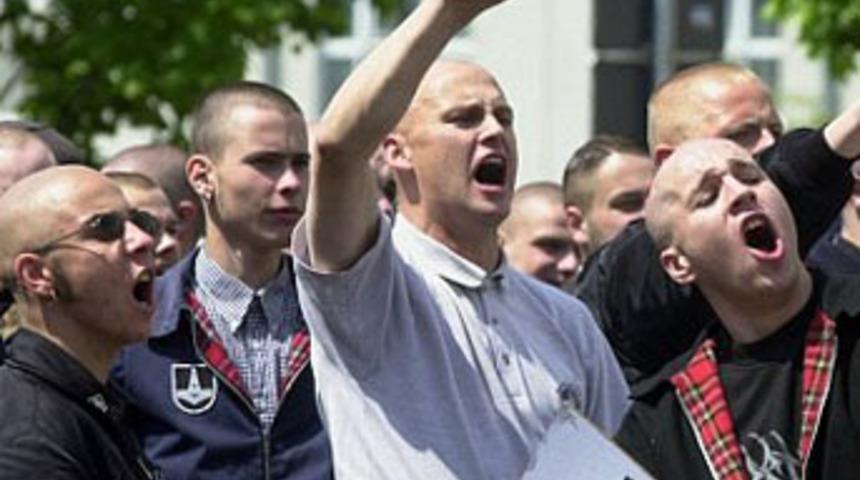 Neo-Naziler bu kez gen&ccedil;lere saldırdı
