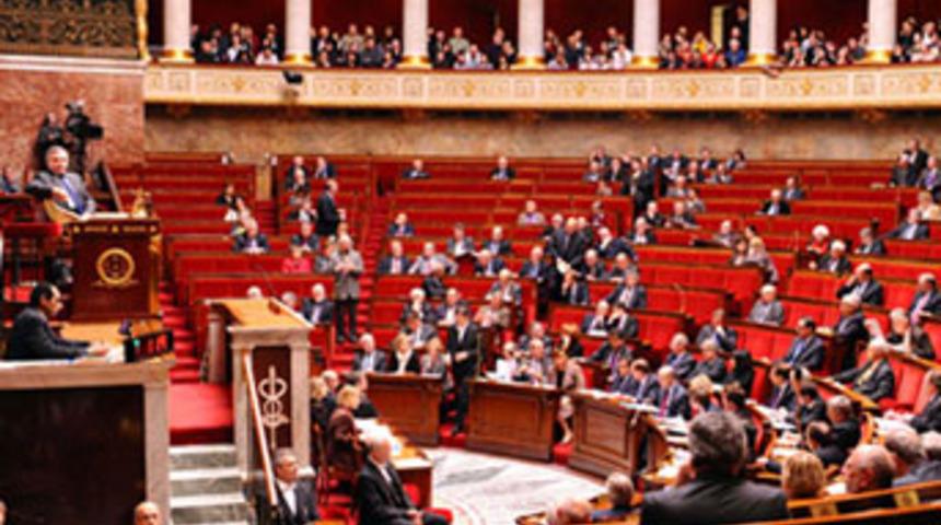 Fransa 'Aptal Yasa'ya evet dedi