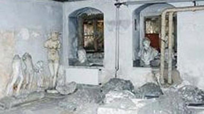 Saray'da tarihi rezalet!