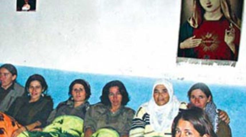 PKK'nın kampında &ccedil;ekilen &ccedil;arpıcı fotoğraf