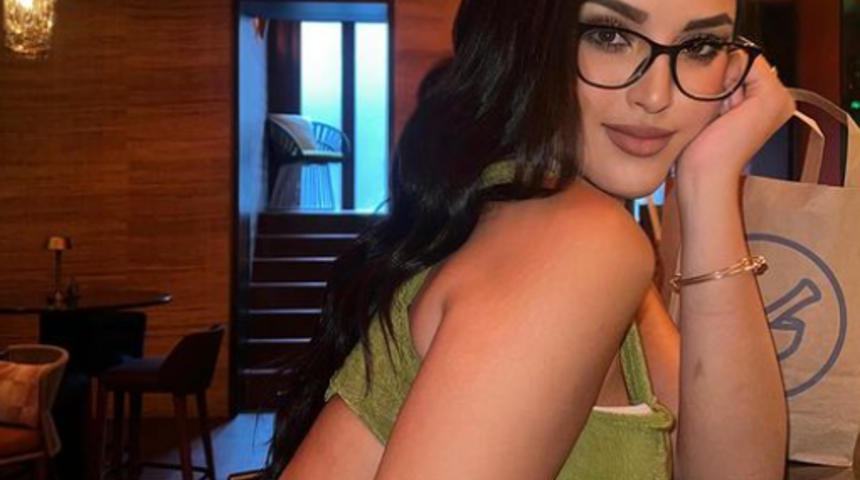 Restoran kıyafetini uygunsuz buldu! Sosyal medyadan isyan etti..."Kovulmamak için palto giymek zorunda kaldım" 