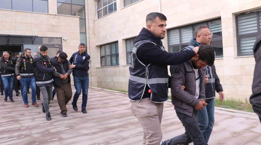 Sosyal medya üzerinden sahte altınlarla 1 milyon 325 bin TL’lik vurgun yapan 19 kişi adliyeye sevk edildi