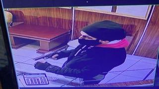 Silahlı soygun girişimi kamerada! Kuyumcu o hareketi yapınca arkasına bile bakmadan kaçtı