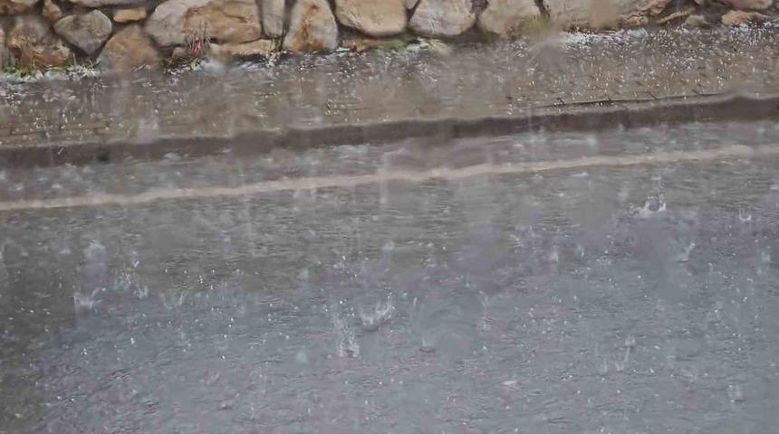 Bir anda bastıran dolu sokakları göle çevirdi