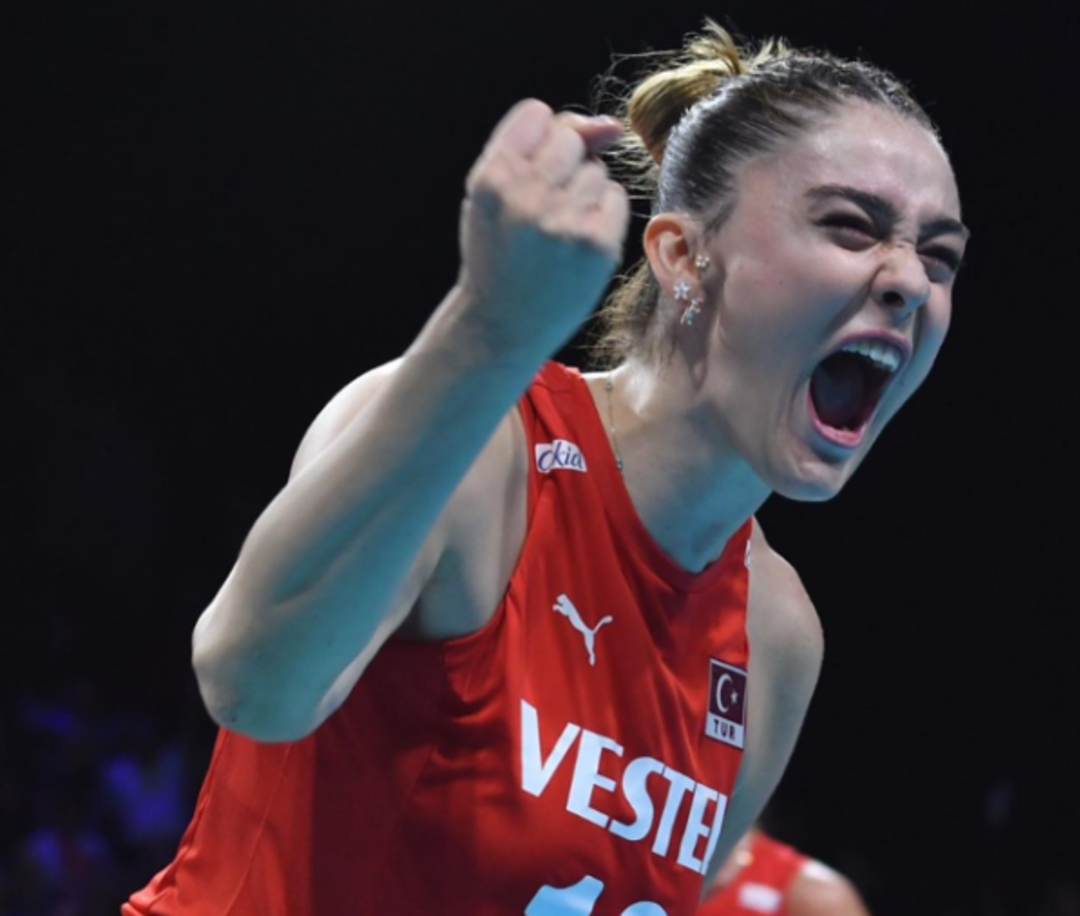 Zehra G&uuml;neş'in 8 Mart paylaşımı sosyal medyayı salladı! Zeynep Sever dayanamadı! "Her gen&ccedil; kıza &ouml;rneksin"