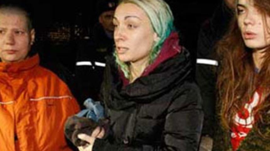 FEMEN'leri ormana ka&ccedil;ırdılar