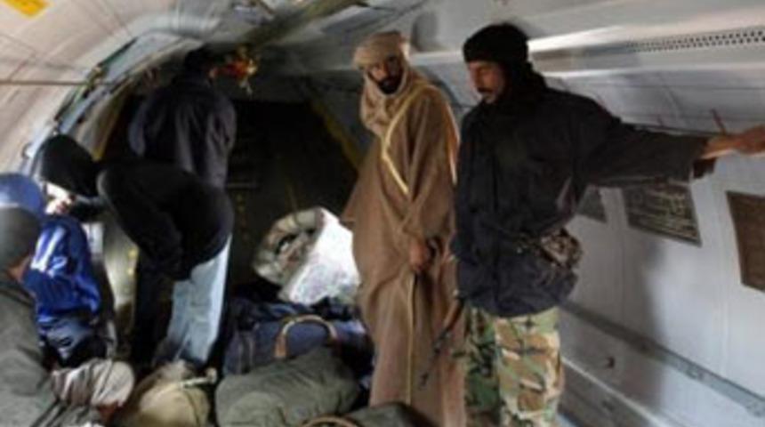 Eşyalarıyla ka&ccedil;arken yakalandı