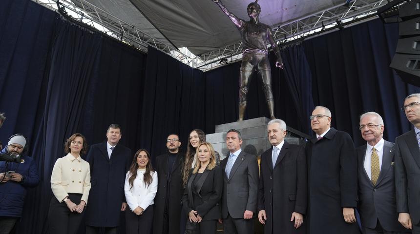 Eda Erdem'in heykeli sosyal medyada gündem oldu! 'Işıklandırma' gerçeği sonradan ortaya çıktı