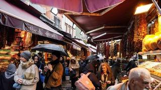 Yağmur, alışverişe engel olmadı! Dikkat çeken yoğunluk