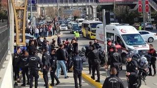 Adliye önünde silahlı ve bıçaklı kavga! Duruşma sonrası ortalık savaş alanına döndü: 1’i polis, 9 yaralı
