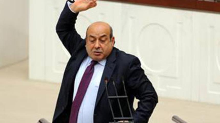 K&uuml;rs&uuml;de bardak kırdı