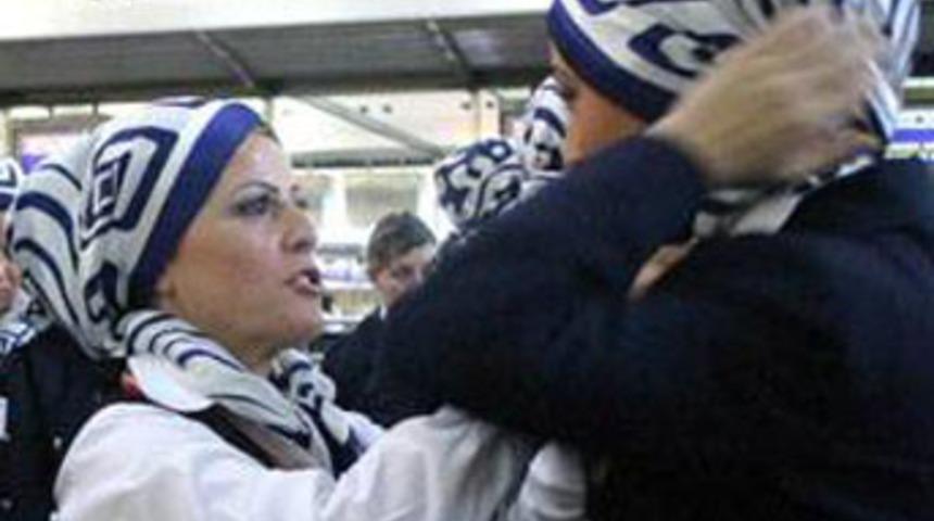 Mısırlı hostesler baş&ouml;rt&uuml;s&uuml; istiyor