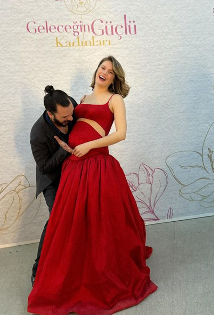 4 aylık hamile... Camdakı Kız’ın Nalan’ı Burcu Biricik davet tarzıyla olay oldu!  G4