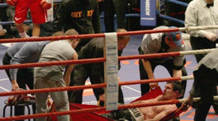 Boksta &ouml;ld&uuml;ren yumruk!