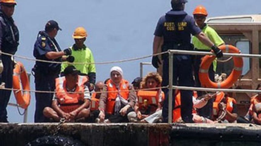 Endonezya'da g&ouml;&ccedil;men teknesi battı