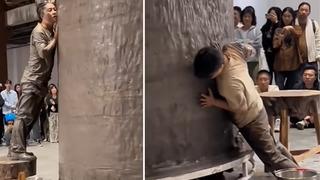 Saatler sürdü! Sürtünerek çamura şekil verdiği eseri 8.2 milyon dolara satıldı... Sosyal medyada yeniden gündem oldu