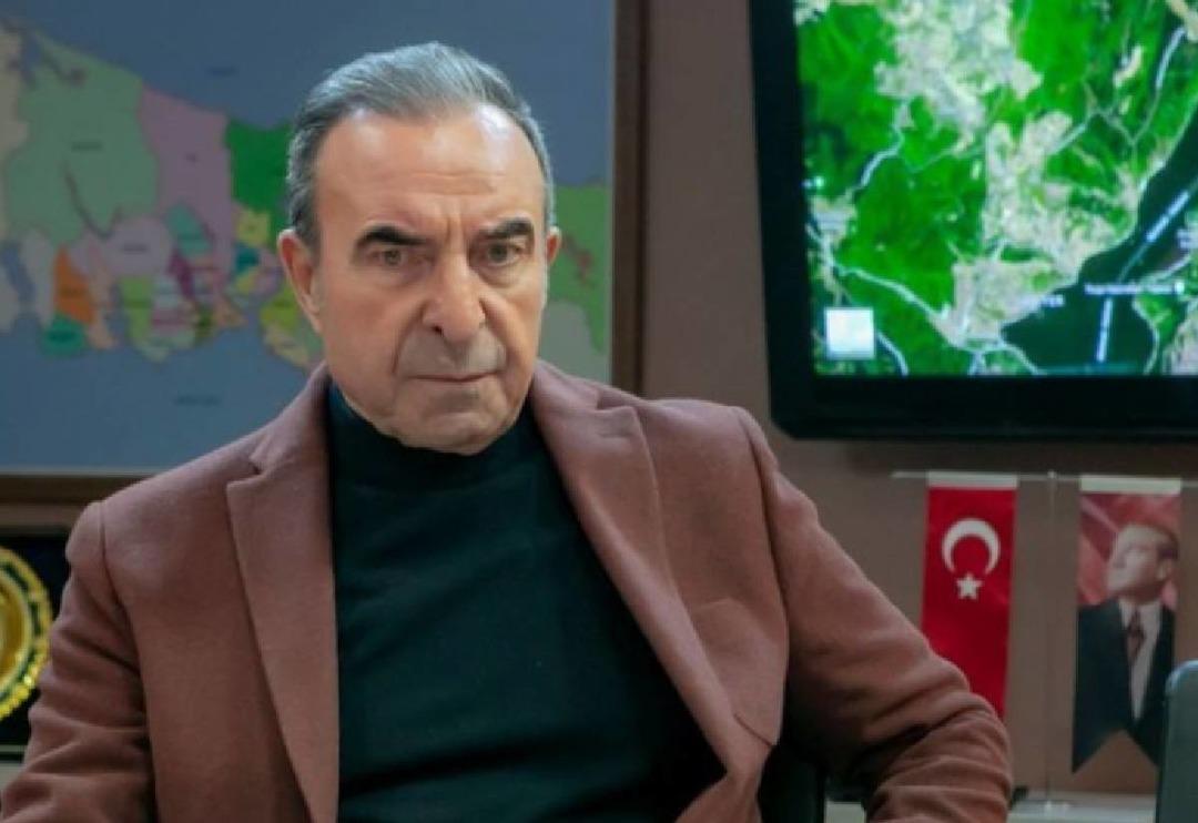 Arka Sokaklar'ın Rıza Baba'sı Zafer Ergin'in yıllar &ouml;nceki fotoğrafı yeniden g&uuml;ndem oldu! Gen&ccedil;lik halini g&ouml;renler şaşırdı