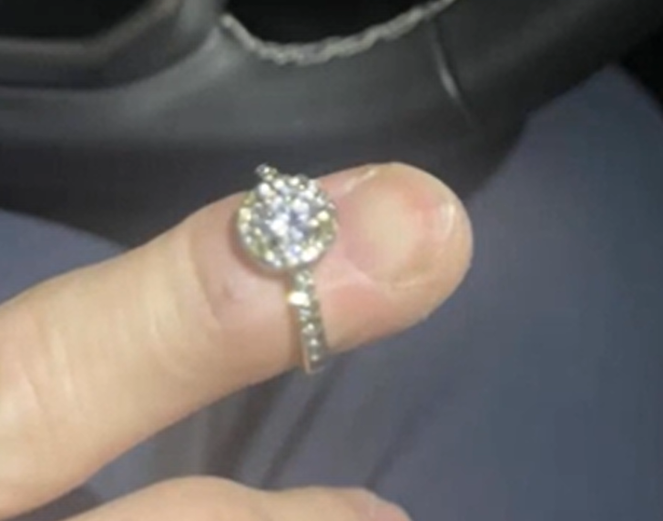 Kocasının arabasında nişan yüzüğü buldu! "Benimki elimde" diyerek sosyal medyadan yardım istedi... Bir anda viral olmayı başardı G1