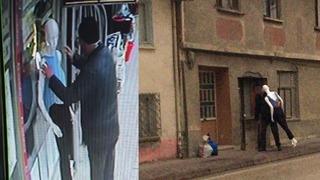 Cansız mankeni dakikalarca sevdi... Sonra kucaklayıp kaçırdı