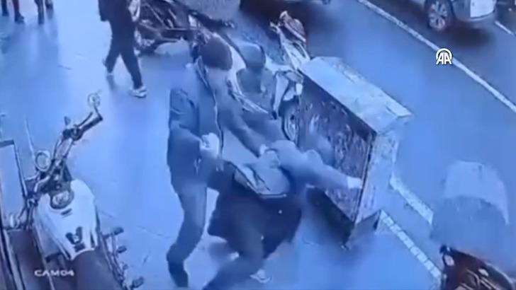 Kaldırımda yürürken arkasından sessizce yaklaştı... Kafasını taşla vura vura ezdi! Tekirdağ'daki kan donduran olay kamerada G3