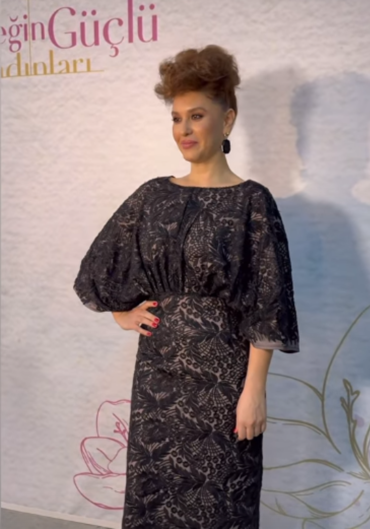 Kızılcık Şerbeti'nin Kıvılcım'ı Evrim Alasya'nın tarzı gündem oldu G1