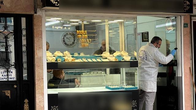 Akılalmaz kuyumcu soygunu! Kar maskesiyle girip 1,5 kilo altın çaldılar
