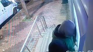 ATM'lerdeki paraları böyle çalmışlar: O anlar kamerada! Para çekmiş gibi yapıp... 