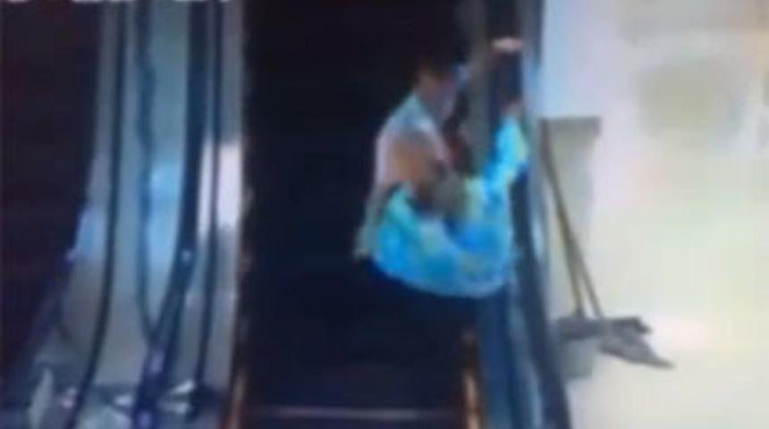 Y&uuml;r&uuml;yen merdivenle tanışma